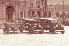 Año 1934. Caravana de coches de la marca FORD en la plaza de España (Sevilla).