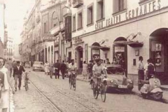 Año 1941. Clásicos en la calle Amor de Dios.