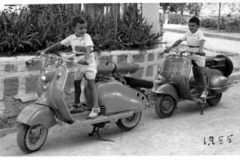 Año 1955. Una Lambretta y una Vespa.