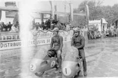 Año 1950. Dos Montesas en carrera.