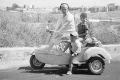Año 1963. Vespa con niños.